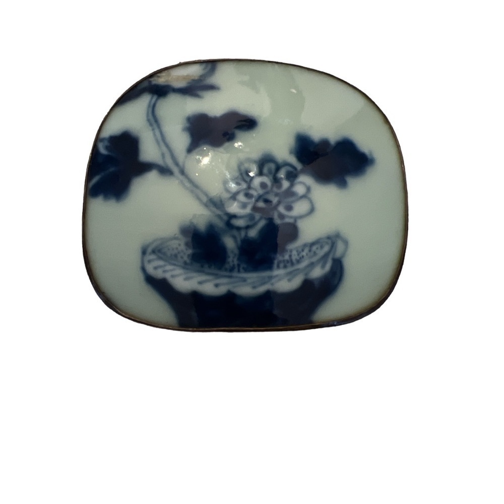 VINTAGE CHINESE BLUE/WHITE PORCELAIN SHARD TRINKET BOX WTH FLORAL PATTERN